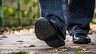Auch einfaches Spazierengehen kann den Blutdruck senken
