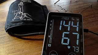 Bluthochdruck-Symptome überprüfen: Mit modernen handelsüblichen Geräten kann von jedermann eine Selbstmessung des Blutdrucks durchgeführt werden. Auf den digitalisierten Anzeigen können in der Regel die Pulsfrequenz, sowie die beiden Blutdruckwerte abgelesen werden.