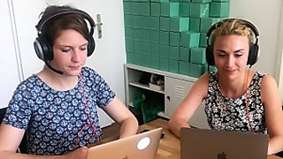 Die Psychologinnen Kati Bermbach (l.) und Nora Blum beim Telefonieren und Skypen mit Nutzern von Selfapy.