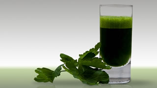 Ein Glas Gemüsesaft stärkt das Immunsystem bei Erkältung oder Grippe (Foto: Marianne J./ pixelio.de)
