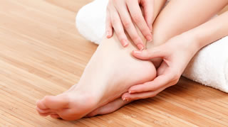 Fehlstellungen der Füße können zu Schmerzen im Rücken, Nacken, Schultern in den Knien oder der Bandscheibe führen