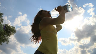 Eine ausreichende Flüssigkeitszufuhr unterstützt die Stoffwechselprozesse im Körper.