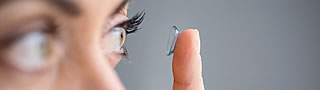 Wenn die Augen nachlassen - Kontaktlinsen im Vergleich mit anderen Sehhilfen: Vorteile und Risiken