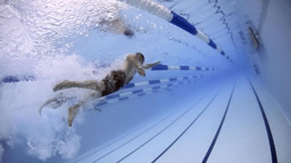 Schwimmen kann tatsächlich gegen Verspannungen helfen - aber auch andere Sportarten, wie beispielsweise Jogging - wirken sich letztlich entspannend auf die Muskulatur aus.
Foto: pixabay.com © tpsdave (CC0-Lizenz)