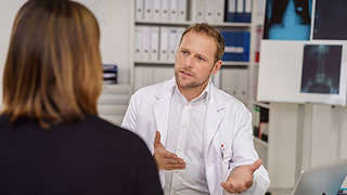 Gespräche mit dem Hausarzt und dem zuständigen Klinikarzt sind die wichtigste Vorbereitung für eine Operation.
