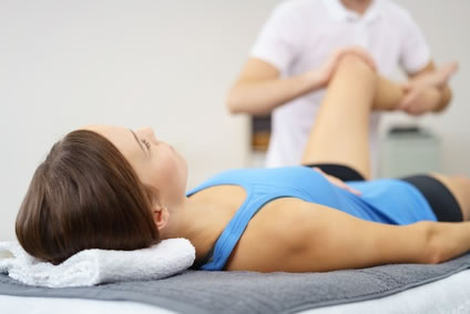 Massagen regen zwar die Durchblutung der strapazierten Muskeln an, können aber – wenn sie zu früh angewandt werden – zu weiteren Schädigungen der Fasern führen.
