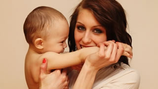 Frauen, die ihre Kinder stillen, haben später ein geringeres Risiko für rheumatoide Arthritis. Foto: Salih Ucar / pixelio.de