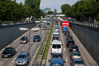 Wer frs Pendeln tglich lnger als eine Stunde im Auto verbringt, sollte sich in der Firma frs Home Office stark machen  auch wenn es nur wenige Tage pro Woche sind.