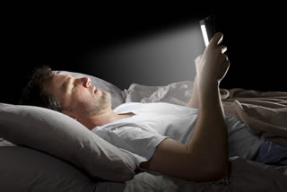 Tablet und Co. haben im Bett nichts verloren – ihr Licht verhindert nur, dass der Körper den Schlaf einleiten kann.